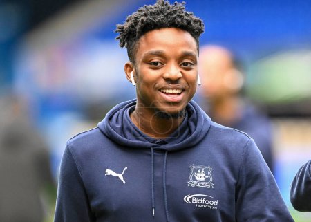 Foto de Plymouth Argyle forward Niall Ennis  (11) walks on and inspect the pitch  during the Sky Bet League 1 match Ipswich Town vs Plymouth Argyle at Portman Road, Ipswich, United Kingdom, 14th January 202 - Imagen libre de derechos