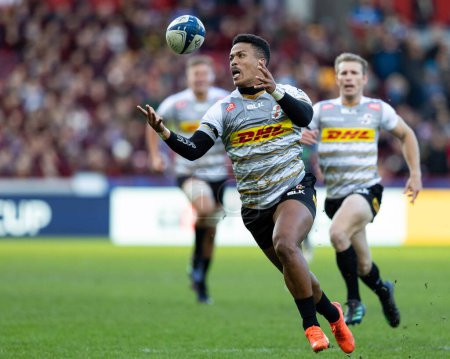 Photo for Angelo Davids of DHL Stormers attempts to catch the ball during the European Champions Cup match London Irish vs Stormers at the Gtech Community Stadium, Brentford, United Kingdom, 15th January 202 - Royalty Free Image