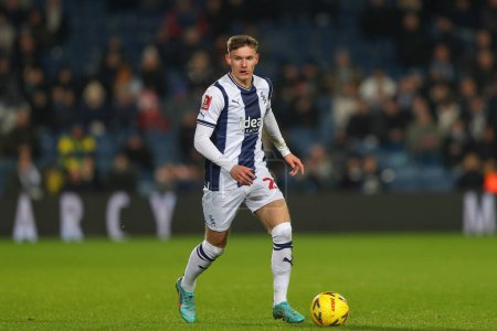 Téléchargez les photos : Taylor Gardner-Hickman #29 of West Bromwich Albion runs with the ball during the Emirates FA Cup Third Round Replay match West Bromwich Albion vs Chesterfield at The Hawthorns, West Bromwich, United Kingdom, 17th January 202 - en image libre de droit