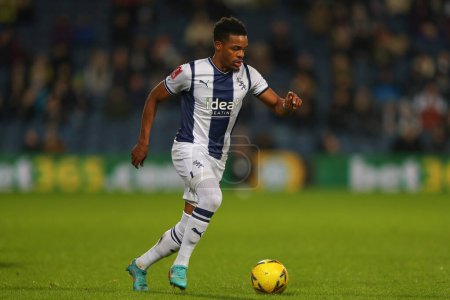Téléchargez les photos : Grady Diangana #11 of West Bromwich Albion runs with the ball during the Emirates FA Cup Third Round Replay match West Bromwich Albion vs Chesterfield at The Hawthorns, West Bromwich, United Kingdom, 17th January 202 - en image libre de droit