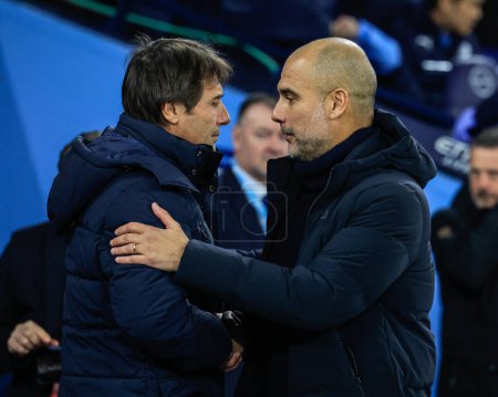 Téléchargez les photos : Antonio Conte manager of Tottenham Hotspur is greeted by Pep Guardiola manager of Manchester City during the Premier League match Manchester City vs Tottenham Hotspur at Etihad Stadium, Manchester, United Kingdom, 19th January 202 - en image libre de droit