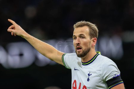 Photo for Harry Kane #10 of Tottenham Hotspur gives his team instructions during the Premier League match Manchester City vs Tottenham Hotspur at Etihad Stadium, Manchester, United Kingdom, 19th January 202 - Royalty Free Image