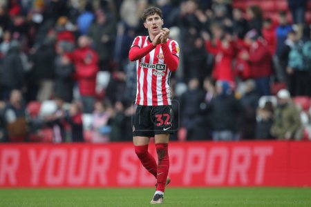 Téléchargez les photos : Trai Hume #32 of Sunderland claps his hands and applauds the supporters at full-time after the Sky Bet Championship match Sunderland vs Middlesbrough at Stadium Of Light, Sunderland, United Kingdom, 22nd January 202 - en image libre de droit