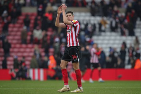 Téléchargez les photos : Ross Stewart #14 of Sunderland claps his hands and applauds the supporters at full-time after the Sky Bet Championship match Sunderland vs Middlesbrough at Stadium Of Light, Sunderland, United Kingdom, 22nd January 202 - en image libre de droit