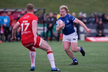 Téléchargez les photos : Brad Fash #13 of Hull FC runs with the ball during the Rugby League Pre Season match Sheffield Eagles vs Hull FC at Sheffield Olympic Legacy Park, Sheffield, United Kingdom, 22nd January 202 - en image libre de droit