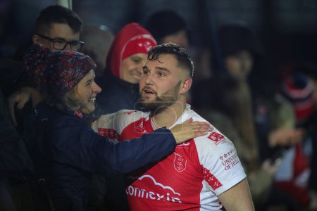 Foto de Zach Fishwick #31 of Hull KR speaks with the fans after the Rugby League Pre Season match Featherstone Rovers vs Hull KR at The Milennium Stadium, Featherstone, United Kingdom, 20th January 202 - Imagen libre de derechos