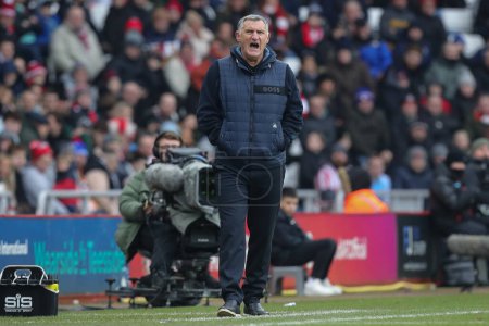 Téléchargez les photos : Tony Mowbray manager of Sunderland gives instructions to his players during the Sky Bet Championship match Sunderland vs Middlesbrough at Stadium Of Light, Sunderland, United Kingdom, 22nd January 202 - en image libre de droit