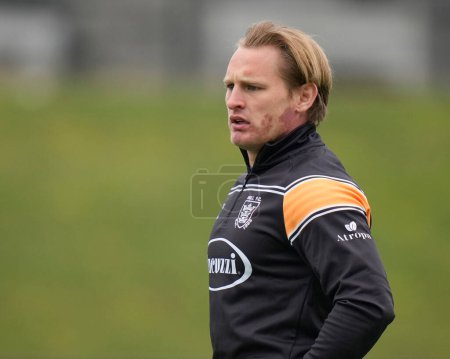 Téléchargez les photos : Brad Dwyer #33 of Hull FC warms up before the Rugby League Pre Season match Sheffield Eagles vs Hull FC at Sheffield Olympic Legacy Park, Sheffield, United Kingdom, 22nd January 202 - en image libre de droit