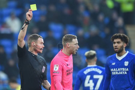 Foto de Ryan Allsop #1 of Cardiff City  receives a yellow card from referee , Leigh Doughty, during the Sky Bet Championship match Cardiff City vs Millwall at Cardiff City Stadium, Cardiff, United Kingdom, 21st January 202 - Imagen libre de derechos
