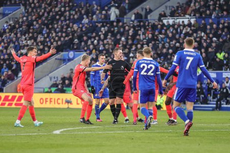 Foto de Referee Thomas Bramall rules out a Brighton penalty  the Premier League match Leicester City vs Brighton and Hove Albion at King Power Stadium, Leicester, United Kingdom, 21st January 202 - Imagen libre de derechos