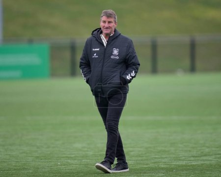 Téléchargez les photos : Tony Smith head coach of Hull FC inspects the pitch before  the Rugby League Pre Season match Sheffield Eagles vs Hull FC at Sheffield Olympic Legacy Park, Sheffield, United Kingdom, 22nd January 202 - en image libre de droit
