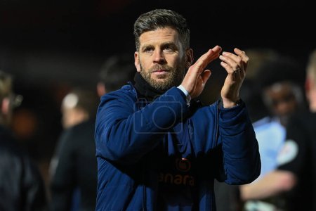 Foto de Luke Garrard manager of Boreham Wood applauds the fans at the end of the Emirates FA Cup Third Round Replay match Accrington Stanley vs Boreham Wood at Wham Stadium, Accrington, United Kingdom, 24th January 202 - Imagen libre de derechos