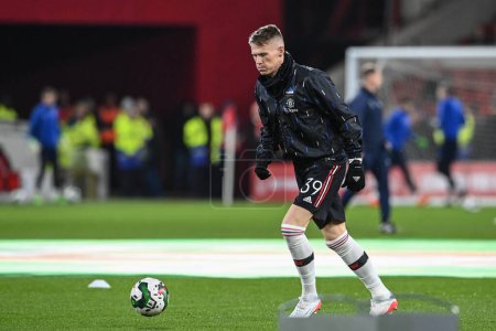 Téléchargez les photos : Scott McTominay #39 of Manchester United in the pregame warmup session during the Carabao Cup Semi-Finals match Nottingham Forest vs Manchester United at City Ground, Nottingham, United Kingdom, 25th January 202 - en image libre de droit