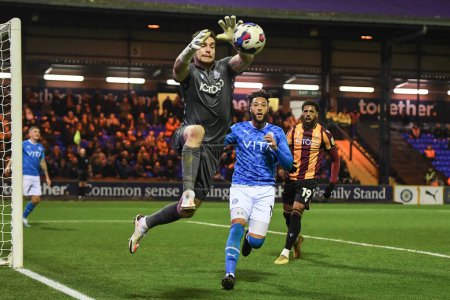 Foto de Harry Lewis #1 of Bradford City prevents the corner in front of Kyle Wootton #19 of Stockport County during the Sky Bet League 2 match Stockport County vs Bradford City at Edgeley Park Stadium, Stockport, United Kingdom, 24th January 202 - Imagen libre de derechos