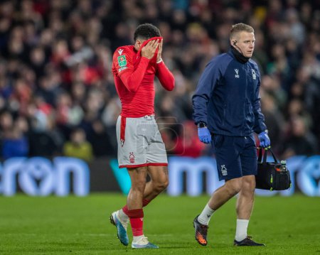 Téléchargez les photos : Morgan Gibbs-White #10 of Nottingham Forest is substituted off the pitch due to injury during the Carabao Cup Semi-Finals match Nottingham Forest vs Manchester United at City Ground, Nottingham, United Kingdom, 25th January 202 - en image libre de droit