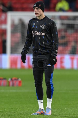 Téléchargez les photos : Brandon Williams #33 of Manchester United in the pregame warmup session during the Carabao Cup Semi-Finals match Nottingham Forest vs Manchester United at City Ground, Nottingham, United Kingdom, 25th January 202 - en image libre de droit