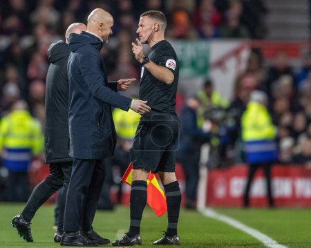 Téléchargez les photos : Erik ten Hag manager of Manchester United talks with the linesman after Marcus Rashford #10 of Manchester United scores a goal to make it 0-1 during the Carabao Cup Semi-Finals match Nottingham Forest vs Manchester United at City Ground, Nottingham, - en image libre de droit