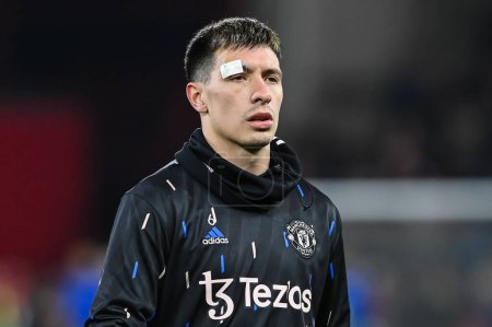 Téléchargez les photos : Lisandro Martnez #6 of Manchester United during the pre-game warmup ahead of the Carabao Cup Semi-Finals match Nottingham Forest vs Manchester United at City Ground, Nottingham, United Kingdom, 25th January 2023 - en image libre de droit
