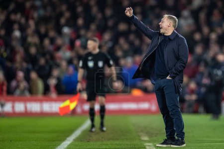 Téléchargez les photos : Steve Cooper manager of Nottingham Forest gives his players instructions during the Carabao Cup Semi-Finals match Nottingham Forest vs Manchester United at City Ground, Nottingham, United Kingdom, 25th January 202 - en image libre de droit