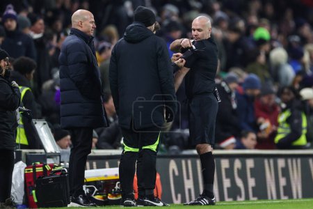 Foto de Play is stopped so the Referee can get his communication system fixed during the Premier League match Fulham vs Tottenham Hotspur at Craven Cottage, London, United Kingdom, 23rd January 202 - Imagen libre de derechos