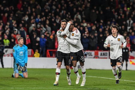 Téléchargez les photos : Bruno Fernandes #8 of Manchester United celebrates his goal to make it 0-3 with team mates during the Carabao Cup Semi-Finals match Nottingham Forest vs Manchester United at City Ground, Nottingham, United Kingdom, 25th January 202 - en image libre de droit