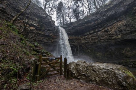 Hardraw Force Waterfall La plus grande chute d'eau d'Angleterre, une chute réputée de 100 pieds, est située dans le parc de l'historique Green Dragon Inn est en crue après une période de fortes pluies à Hardraw Force Waterfall, Hardraw, Royaume-Uni