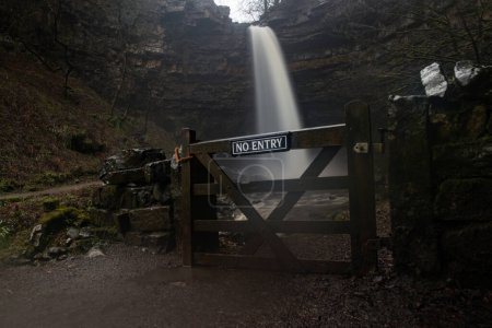 Téléchargez les photos : Hardraw Force Waterfall England`s largest single drop waterfall, a reputed 100 foot drop and is set within the grounds of the historic Green Dragon Inn is in flood after a period of heavy rain at Hardraw Force Waterfall, Hardraw, United Kingdom - en image libre de droit