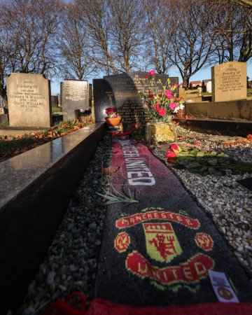 Foto de The headstone of Tommy Taylor on the 65th anniversary of the Munich Air Disaster.  Taylor was a Barnsley born Busby Babe, Manchester United and England centre forward who sadly lost his life in the Munich Air Disaster on the 6th of February 1958 - Imagen libre de derechos