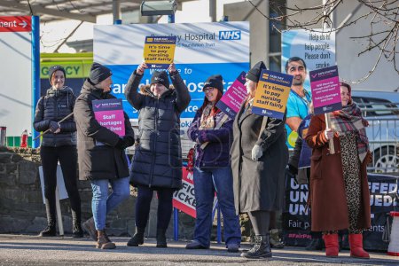 Téléchargez les photos : Le piquet de grève officiel des infirmières à l'hôpital général de Barnsley où les infirmières font grève en raison d'une pénurie de personnel et d'une demande de rémunération équitable, Barnsley, Royaume-Uni, 6 février 2023 - en image libre de droit