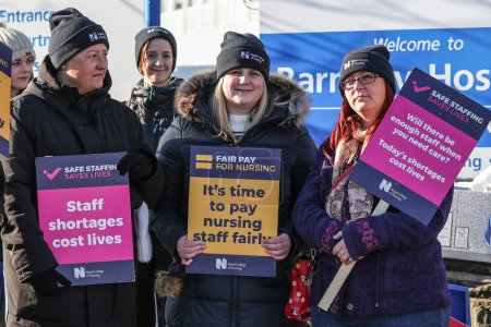 Téléchargez les photos : Le piquet de grève officiel des infirmières à l'hôpital général de Barnsley où les infirmières font grève en raison d'une pénurie de personnel et d'une demande de rémunération équitable, Barnsley, Royaume-Uni, 6 février 2023 - en image libre de droit