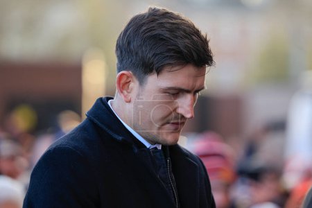 Foto de Club captain Harry Maguire bows his head as he lays a wreath as Manchester United mark the 65th anniversary of the Munich Air Disaster at Old Trafford, Manchester, United Kingdom, 6th February 2023 - Imagen libre de derechos