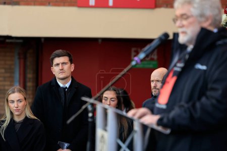 Foto de Harry Maguire in attendance as Pete Martin recites The Flowers of Manchester as Manchester United mark the 65th anniversary of the Munich Air Disaster at Old Trafford, Manchester, United Kingdom, 6th February 2023 - Imagen libre de derechos