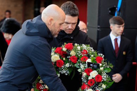 Téléchargez les photos : Team manager Erik ten Hag and Womens team manager Mark Skinner lay a wreath as Manchester United mark the 65th anniversary of the Munich Air Disaster at Old Trafford, Manchester, United Kingdom, 6th February 2023 - en image libre de droit