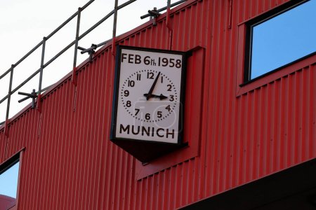 Foto de The Munich clock as Manchester United mark the 65th anniversary of the Munich Air Disaster at Old Trafford, Manchester, United Kingdom, 6th February 2023 - Imagen libre de derechos