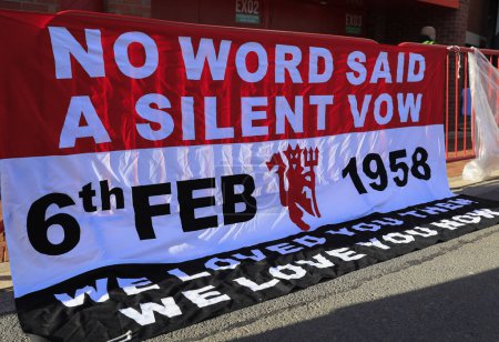 Foto de Flag commemorating the Busby Babes as Manchester United mark the 65th anniversary of the Munich Air Disaster at Old Trafford, Manchester, United Kingdom, 6th February 2023 - Imagen libre de derechos