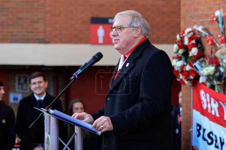Foto de The Reverend John Boyers commences the service as Manchester United mark the 65th anniversary of the Munich Air Disaster at Old Trafford, Manchester, United Kingdom, 6th February 2023 - Imagen libre de derechos