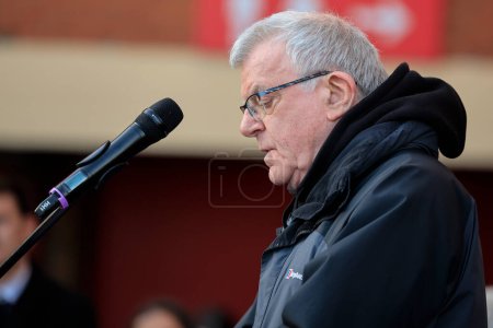 Foto de United fan Adrian Keenan recites his poem as Manchester United mark the 65th anniversary of the Munich Air Disaster at Old Trafford, Manchester, United Kingdom, 6th February 2023 - Imagen libre de derechos