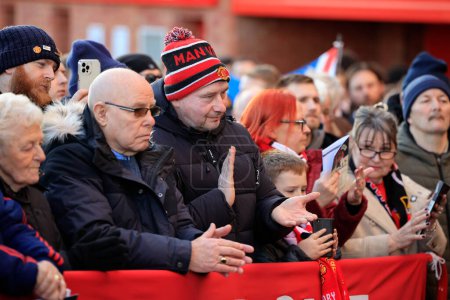 Téléchargez les photos : Les fans unis présents à Manchester United célèbrent le 65e anniversaire de la catastrophe aérienne de Munich à Old Trafford, Manchester, Royaume-Uni, le 6 février 2023 - en image libre de droit