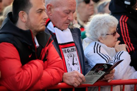 Téléchargez les photos : Les fans unis présents à Manchester United célèbrent le 65e anniversaire de la catastrophe aérienne de Munich à Old Trafford, Manchester, Royaume-Uni, le 6 février 2023 - en image libre de droit