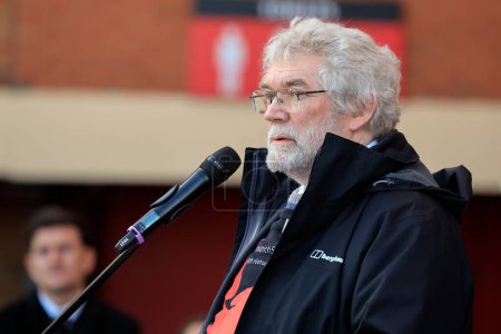 Foto de Pete Martin recites The Flowers of Manchester as Manchester United mark the 65th anniversary of the Munich Air Disaster at Old Trafford, Manchester, United Kingdom, 6th February 2023 - Imagen libre de derechos