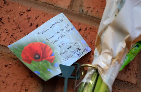 Foto de Floral tributes left as Manchester United mark the 65th anniversary of the Munich Air Disaster at Old Trafford, Manchester, United Kingdom, 6th February 2023 - Imagen libre de derechos