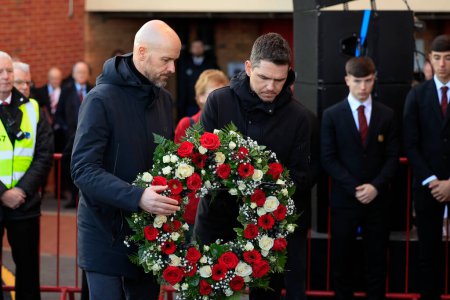 Foto de Team manager Erik ten Hag and Womens team manager Mark Skinner lay a wreath as Manchester United mark the 65th anniversary of the Munich Air Disaster at Old Trafford, Manchester, United Kingdom, 6th February 2023 - Imagen libre de derechos