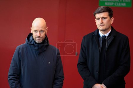Téléchargez les photos : Erik ten Hag and club captain Harry Maguire attend as Manchester United mark the 65th anniversary of the Munich Air Disaster at Old Trafford, Manchester, United Kingdom, 6th February 2023 - en image libre de droit