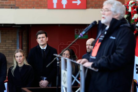 Foto de Harry Maguire in attendance as Pete Martin recites The Flowers of Manchester as Manchester United mark the 65th anniversary of the Munich Air Disaster at Old Trafford, Manchester, United Kingdom, 6th February 2023 - Imagen libre de derechos