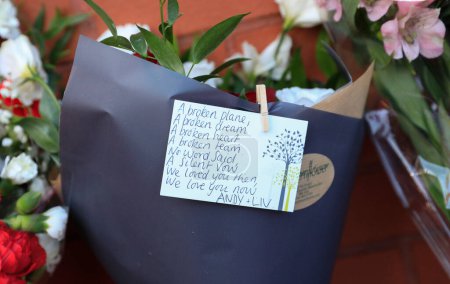 Foto de A message left with flowers as Manchester United mark the 65th anniversary of the Munich Air Disaster at Old Trafford, Manchester, United Kingdom, 6th February 2023 - Imagen libre de derechos