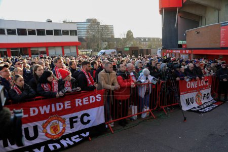 Foto de Los fanáticos del United presentes en el Manchester United conmemoran el 65º aniversario del desastre aéreo de Munich en Old Trafford, Manchester, Reino Unido, el 6 de febrero de 2023 - Imagen libre de derechos