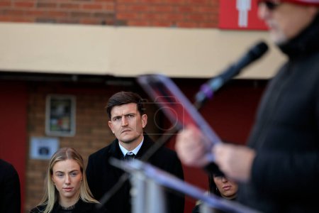 Foto de Club captain Harry Maguire in attendance as Manchester United mark the 65th anniversary of the Munich Air Disaster at Old Trafford, Manchester, United Kingdom, 6th February 2023 - Imagen libre de derechos