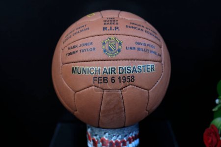 Foto de The memorial ball as Manchester United mark the 65th anniversary of the Munich Air Disaster at Old Trafford, Manchester, United Kingdom, 6th February 2023 - Imagen libre de derechos
