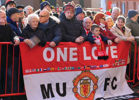 Foto de Fans gather as Manchester United mark the 65th anniversary of the Munich Air Disaster at Old Trafford, Manchester, United Kingdom, 6th February 2023 - Imagen libre de derechos