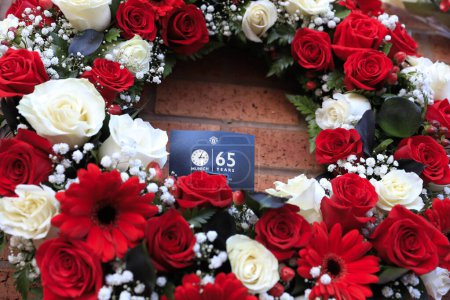Foto de One of the wreaths laid as Manchester United mark the 65th anniversary of the Munich Air Disaster at Old Trafford, Manchester, United Kingdom, 6th February 2023 - Imagen libre de derechos